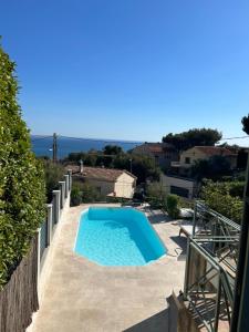 una piscina en una villa con vistas en maison entièrement climatisée vue d'exception mer et rade de Marseille avec piscine 8 personnes, en Marsella