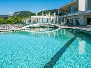 Bazén v ubytování Parc Hotel Germano Suites & Apartments nebo v jeho okolí
