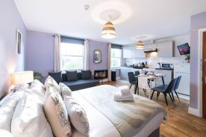 uma sala de estar com uma cama grande e uma cozinha em [Bayswater-Hyde park] London Studio Apartment em Londres