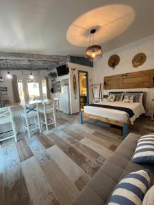 a bedroom with a bed and a kitchen with a bar at Cafofos da Zeta, Cozy Pool House in Quinta do Conde