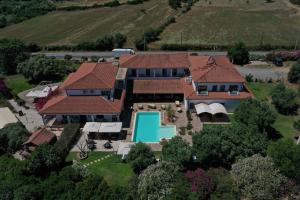 an aerial view of a house with a swimming pool at Baja Azzurra in Bari Sardo