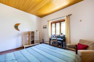 サグレスにあるCasa Luaの木製の天井のベッドルーム1室(ベッド1台付)