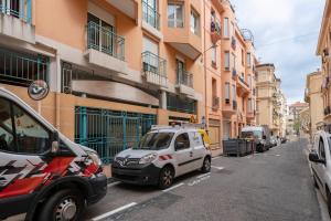 une petite voiture garée dans une rue à côté d'un bâtiment dans l'établissement Hypercentre - Monaco 5mn à pied - AR, à Beausoleil