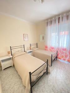 モンテロッソ・アル・マーレにあるAffittacamere Benvenuti Monterossoのベッドルーム1室(ベッド2台、窓付)