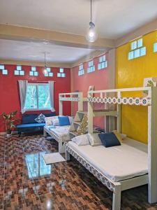 1 Schlafzimmer mit 2 Etagenbetten in einem Zimmer in der Unterkunft Klub Safari Inn & Lounge in Tagbina