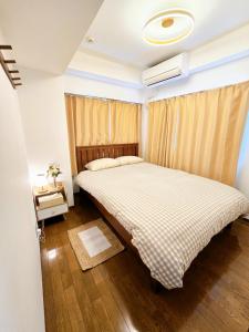 1 Schlafzimmer mit 2 Betten und einem Fenster in der Unterkunft 歌舞伎町704 in Tokio