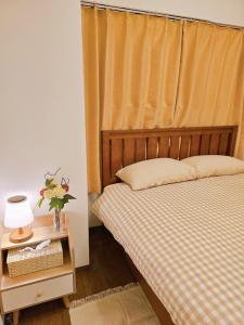 ein Schlafzimmer mit 2 Betten und einem Tisch mit einer Lampe in der Unterkunft 歌舞伎町704 in Tokio