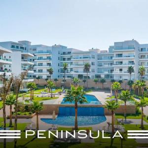 um resort com uma piscina em frente a um edifício em Appart 100 m2 haut standing en bord de mer em Casablanca