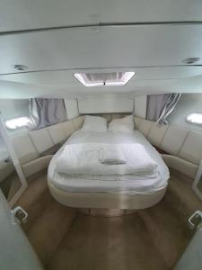 a small bed in the back of a boat at Carnon- Plage : Un véritable appartement flottant in Mauguio