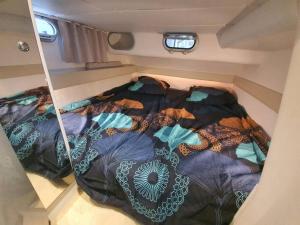 uma cama no meio de um barco em Carnon- Plage : Un véritable appartement flottant em Mauguio