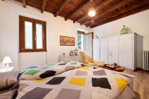 1 dormitorio con 1 cama grande y 1 mesa en Cascina Nonna Nina, en Credaro