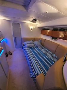 um pequeno quarto com uma cama num avião em Carnon- Plage : Un véritable appartement flottant em Mauguio