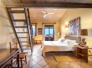 Ένα ή περισσότερα κρεβάτια σε δωμάτιο στο Rastoni Hotel Aegina