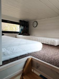 sypialnia z 2 łóżkami w małym domku w obiekcie Gospodarstwo Agroturystyczne Sunny Camp w mieście Jerzmanowice