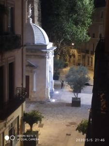 uma pessoa andando por uma rua à noite em Bartissol et Maillol em Perpignan