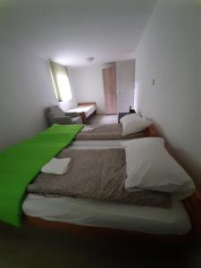 Postel nebo postele na pokoji v ubytování Apartman TATTOO R LUX