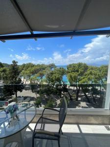 d'une table et de chaises en verre sur un balcon avec vue. dans l'établissement Luxury apartment in Hotel, à Makarska