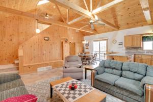Posezení v ubytování Minnesota Cabin Rental 3 Mi to Pelican Lake!