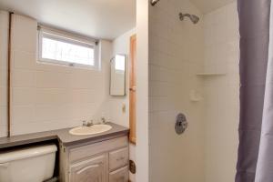 Koupelna v ubytování Minnesota Cabin Rental 3 Mi to Pelican Lake! + 24 fotografií