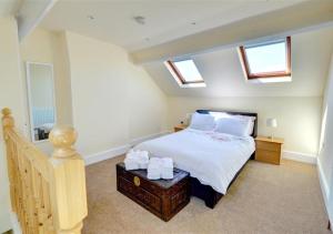 um quarto com uma cama grande e clarabóias em The Secret Garden em Whitby