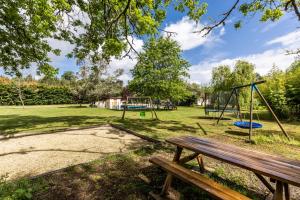 雷斯帕爾梅多克的住宿－Gite Senguinous 2，一个带长凳和秋千的公园