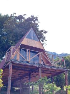 ein Gebäude mit einem pyramidenförmigen Dach aus Glas in der Unterkunft Glamping Cabaña el Porvenir 10601 in Manta