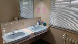 baño con 2 lavabos y espejo grande en ライダーハウス　レッドSUN, en Shimonoseki