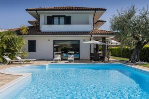 uma villa com piscina em frente a uma casa em Villa Pepe em Molino di Ripe