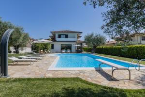 uma piscina em frente a uma casa em Villa Pepe em Molino di Ripe