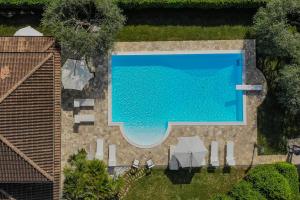 uma vista superior de uma piscina ao lado de uma casa em Villa Pepe em Molino di Ripe