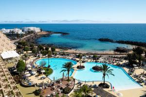 A piscina localizada em Alexandre Grand Teguise Playa ou nos arredores