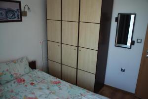 - une chambre avec un lit et une commode dans l'établissement Marina Hotel Apartaments, à Pomorie