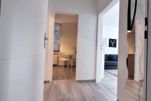 TV a/nebo společenská místnost v ubytování Möblierte Erdgeschoss-Wohnung mit Parkplatz in bester Lage des Stadtzentrums Herne, WLAN, Netflix- Super Autobahn-und ÖPNV-Anbindung