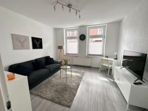 TV a/nebo společenská místnost v ubytování Möblierte Erdgeschoss-Wohnung mit Parkplatz in bester Lage des Stadtzentrums Herne, WLAN, Netflix- Super Autobahn-und ÖPNV-Anbindung