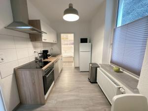 Kuchyň nebo kuchyňský kout v ubytování Möblierte Erdgeschoss-Wohnung mit Parkplatz in bester Lage des Stadtzentrums Herne, WLAN, Netflix- Super Autobahn-und ÖPNV-Anbindung