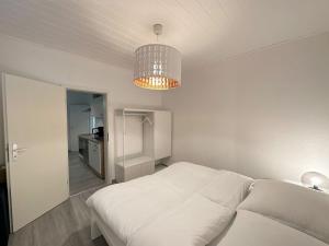 Postel nebo postele na pokoji v ubytování Möblierte Erdgeschoss-Wohnung mit Parkplatz in bester Lage des Stadtzentrums Herne, WLAN, Netflix- Super Autobahn-und ÖPNV-Anbindung