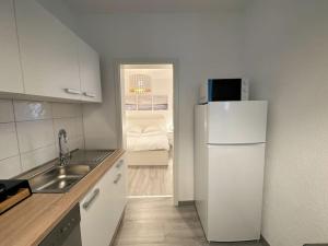 Kuchyň nebo kuchyňský kout v ubytování Möblierte Erdgeschoss-Wohnung mit Parkplatz in bester Lage des Stadtzentrums Herne, WLAN, Netflix- Super Autobahn-und ÖPNV-Anbindung