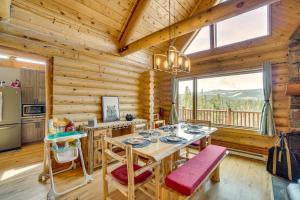 uma sala de jantar com uma mesa e cadeiras num camarote em Mountain-View Front Range Colorado Vacation Rental em Red Feather Lakes