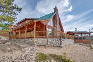 uma casa de madeira com um baralho enrolado em Mountain-View Front Range Colorado Vacation Rental em Red Feather Lakes