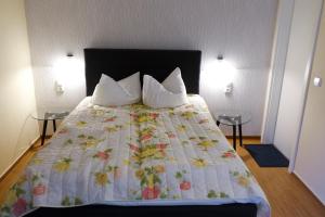 Brocki's Hotel Stadt Hamburg في بارشيم: غرفة نوم بسرير كبير وطاولتين