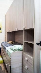 um quarto com uma cama num armário de madeira em TOP RATED Traditional Maltese house close to Valletta RARE FIND em Cospicua