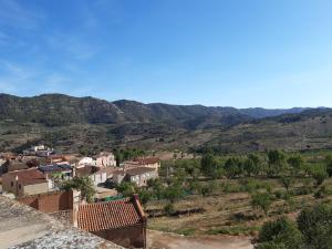 una pequeña ciudad en un valle con montañas en el fondo en Fonda Toldra, en Ulldemolins