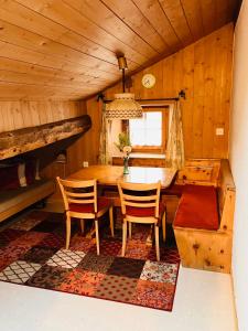 een eetkamer met een tafel en stoelen in een hut bij Chesa Margadant in Zuoz
