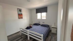 een kleine slaapkamer met een bed en een raam bij Casa salzano in Playa Blanca