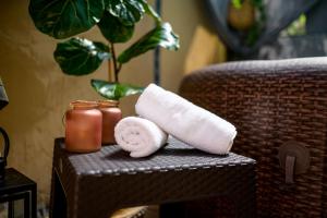 una pila de toallas en una mesa de mimbre en House Rosa, en Mali Lošinj