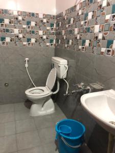 a bathroom with a toilet and a sink at Tirumala Elite Homestay (near Railway station & Bustand) in Tirupati