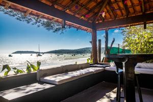 a seating area with a view of the water at Nativa Búzios in Búzios