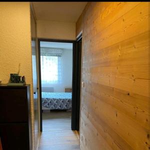 a hallway with a wooden wall in a room at Appartement Lamoura in Lamoura +1 photo
