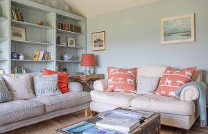 a living room with two couches and a table at No 6 Oskaig in Raasay