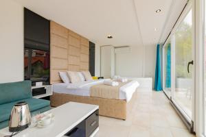 ein Schlafzimmer mit einem großen Bett und einem TV in der Unterkunft Velestovo House in Ohrid